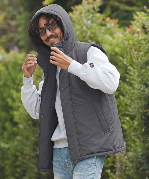 1minute 1second(ワンミニットワンセカンド)の「mcg3722-cursive embroidery hooded vest フーデッドナイロンベスト(1M25F020)(ベスト・メンズ・チャコール/ブラック・XL/L/M/S)」の5枚目の写真