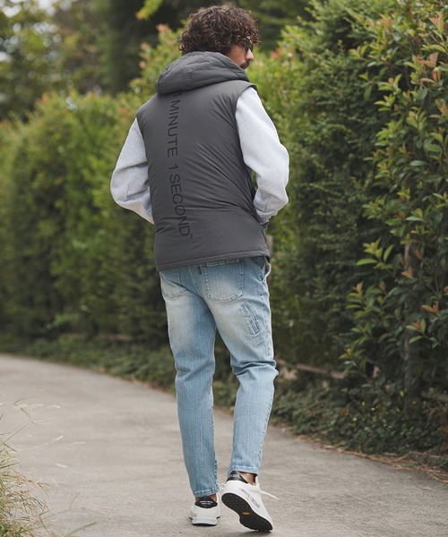 1minute 1second(ワンミニットワンセカンド)の「mcg3722-cursive embroidery hooded vest フーデッドナイロンベスト(1M25F020)(ベスト・メンズ・チャコール/ブラック・XL/L/M/S)」の8枚目の写真