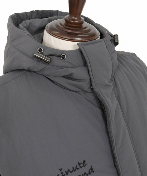 1minute 1second(ワンミニットワンセカンド)の「mcg3722-cursive embroidery hooded vest フーデッドナイロンベスト(1M25F020)(ベスト・メンズ・チャコール/ブラック・XL/L/M/S)」の19枚目の写真