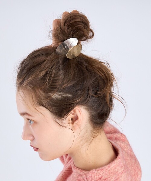 To b. by agnes b.（トゥービーバイアニエスベー）の「メタル ロゴ ヘアタイ（ヘアゴム・レディース・シルバー系その他・FREE）」の3枚目の写真