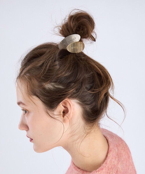 To b. by agnes b.（トゥービーバイアニエスベー）の「メタル ロゴ ヘアタイ（ヘアゴム・レディース・シルバー系その他・FREE）」の2枚目の写真