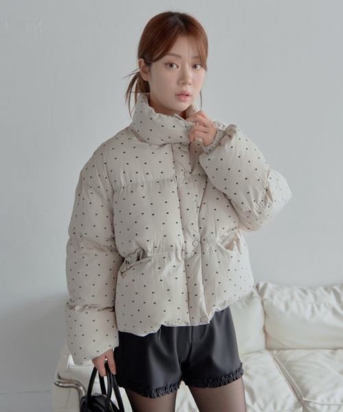 UNE MANSION（ユヌマンション）の「ハイネックペディンラブリーフラワーパターンシュートペディン中綿アウター（ダウンジャケット/コート・レディース・ベージュ/グレー/アイボリー/ブラック・FREE）」の4枚目の写真