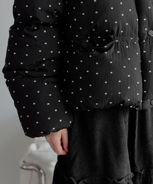 UNE MANSION（ユヌマンション）の「ハイネックペディンラブリーフラワーパターンシュートペディン中綿アウター（ダウンジャケット/コート・レディース・ベージュ/グレー/アイボリー/ブラック・FREE）」の18枚目の写真