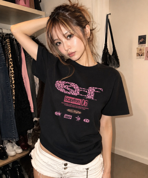 ESCAPEFROM(エスケープフロム)の「ピンクレオパード ESCFロゴコラージュプリントオーバーサイズ半袖Tシャツ ブラック(Tシャツ/カットソー・レディース・その他・SMALL/MEDIUM/LARGE)」の1枚目の写真