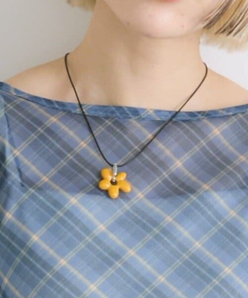 w closet(ダブルクローゼット)の「フラワーモチーフネックレス(ネックレス・レディース・オレンジ/オフホワイト/ブラック・FREE)」の3枚目の写真