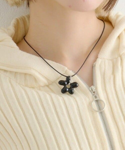 w closet(ダブルクローゼット)の「フラワーモチーフネックレス(ネックレス・レディース・オレンジ/オフホワイト/ブラック・FREE)」の2枚目の写真