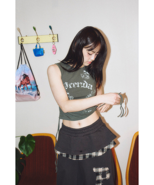 PRENDA(プレンダ)の「SIDE SHIRRING VINTAGE LOGO SLEEVE LESS KHAKI(Tシャツ/カットソー・レディース・その他・FREE)」の1枚目の写真