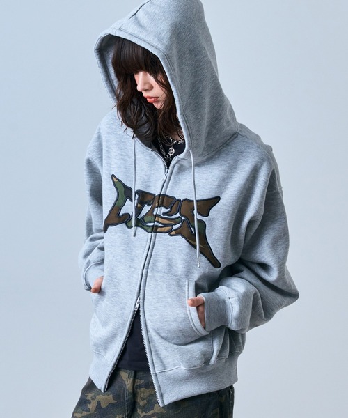 ILL'S(イルズ)の「タギング総柄 フルジップフーディ メンズ レディース ユニセックス(パーカー・メンズ・ブラウン/ピンク/ブラック/グレー・M/L)」の2枚目の写真