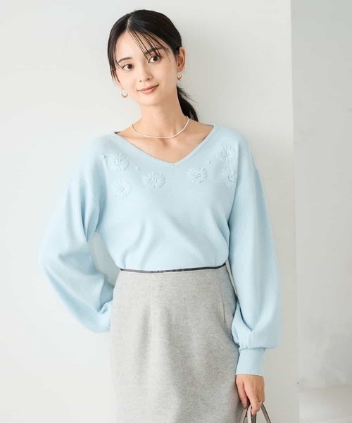 a.v.v(アーヴェヴェ)の「フラワー刺繍ニットプルオーバー(ニット/セーター・レディース・ダークインディゴブルー/グレー・39)」の1枚目の写真