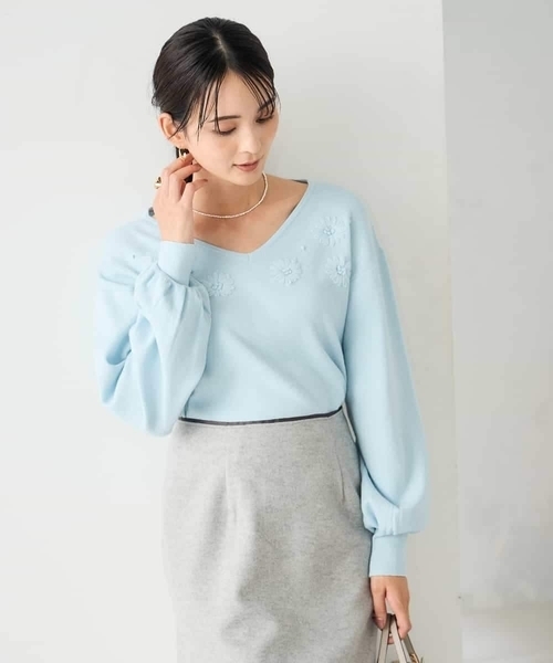a.v.v(アーヴェヴェ)の「フラワー刺繍ニットプルオーバー(ニット/セーター・レディース・ダークインディゴブルー/グレー・39)」の3枚目の写真