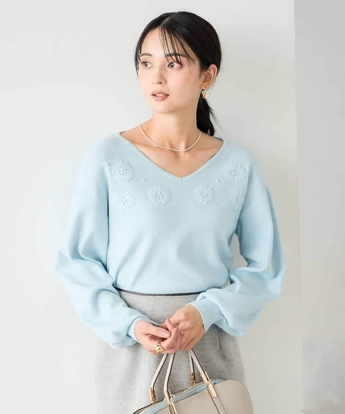 a.v.v(アーヴェヴェ)の「フラワー刺繍ニットプルオーバー(ニット/セーター・レディース・ダークインディゴブルー/グレー・39)」の4枚目の写真