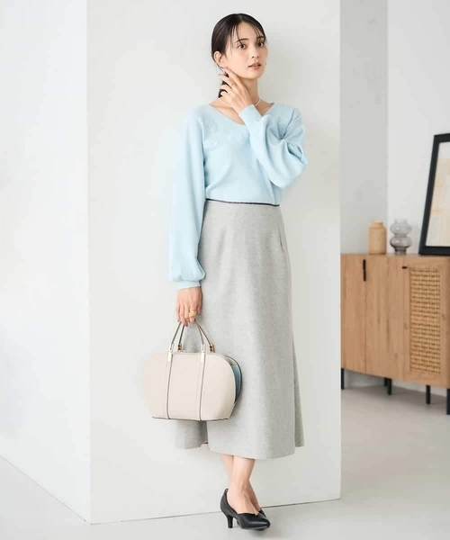 a.v.v(アーヴェヴェ)の「フラワー刺繍ニットプルオーバー(ニット/セーター・レディース・ダークインディゴブルー/グレー・39)」の9枚目の写真