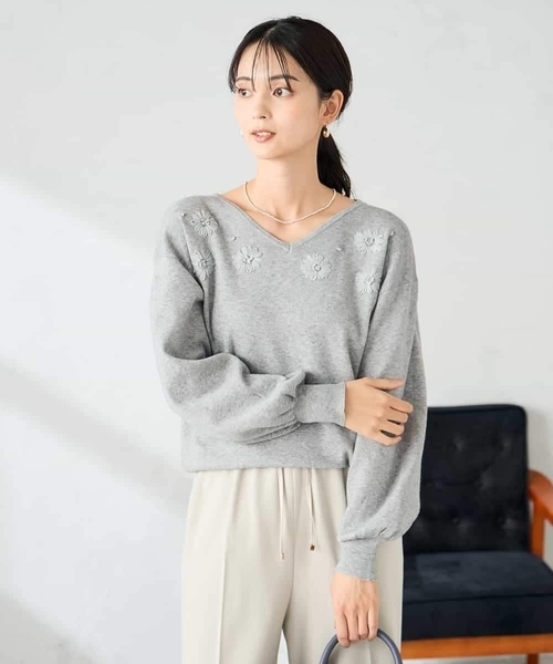 a.v.v(アーヴェヴェ)の「フラワー刺繍ニットプルオーバー(ニット/セーター・レディース・ダークインディゴブルー/グレー・39)」の11枚目の写真