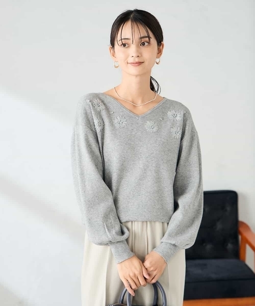 a.v.v(アーヴェヴェ)の「フラワー刺繍ニットプルオーバー(ニット/セーター・レディース・ダークインディゴブルー/グレー・39)」の12枚目の写真