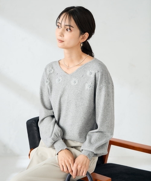a.v.v(アーヴェヴェ)の「フラワー刺繍ニットプルオーバー(ニット/セーター・レディース・ダークインディゴブルー/グレー・39)」の13枚目の写真