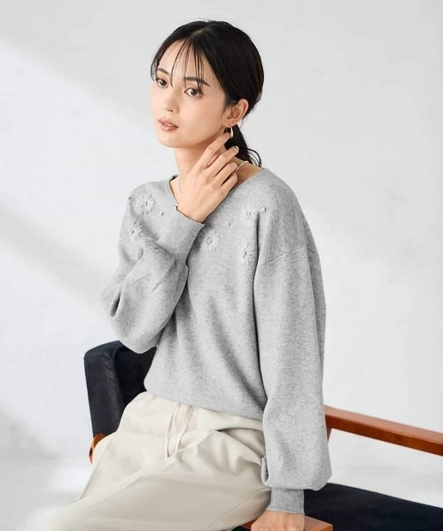 a.v.v(アーヴェヴェ)の「フラワー刺繍ニットプルオーバー(ニット/セーター・レディース・ダークインディゴブルー/グレー・39)」の14枚目の写真