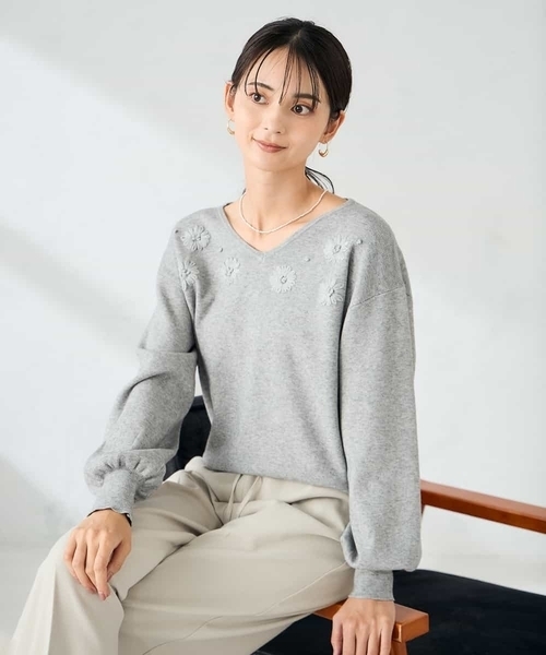 a.v.v(アーヴェヴェ)の「フラワー刺繍ニットプルオーバー(ニット/セーター・レディース・ダークインディゴブルー/グレー・39)」の15枚目の写真