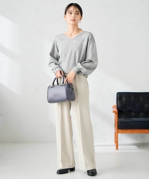 a.v.v(アーヴェヴェ)の「フラワー刺繍ニットプルオーバー(ニット/セーター・レディース・ダークインディゴブルー/グレー・39)」の17枚目の写真