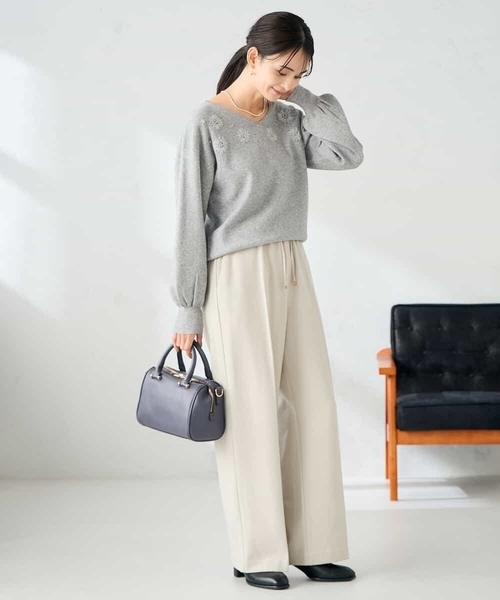 a.v.v(アーヴェヴェ)の「フラワー刺繍ニットプルオーバー(ニット/セーター・レディース・ダークインディゴブルー/グレー・39)」の19枚目の写真
