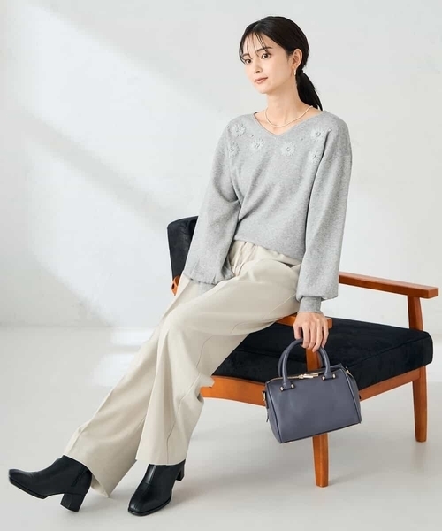 a.v.v(アーヴェヴェ)の「フラワー刺繍ニットプルオーバー(ニット/セーター・レディース・ダークインディゴブルー/グレー・39)」の22枚目の写真