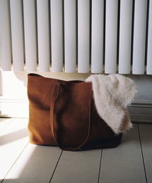 ANDNEEDS（アンドニーズ）の「Kevin suede bag (camel)（ショルダーバッグ）」