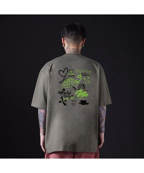 ASTRAL PROJECTION（アストラルプロジェクション）の「[オーバーサイズ]グラフィティ13番手綿ラウンドネック半袖Tシャツ_カーキ（Tシャツ/カットソー・メンズ・その他・MEDIUM/LARGE/X-LARGE/XX-LARGE）」の3枚目の写真