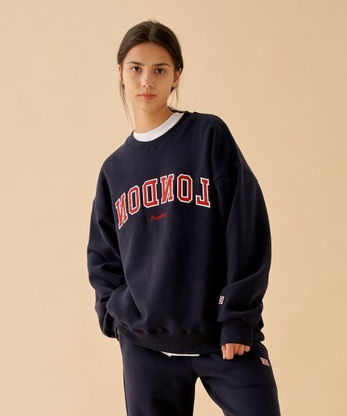 PAPERBOY(ペーパーボーイ)の「ロンドンスウェットシャツ-ネイビー(スウェット・レディース・ネイビー・LARGE/MEDIUM/SMALL/X-LARGE)」の2枚目の写真