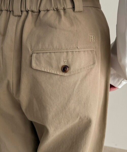 fredy emue（フレディエミュ）の「チノタックパンツ（チノパンツ・レディース・ベージュ/ブラウン・38/36/34）」の18枚目の写真