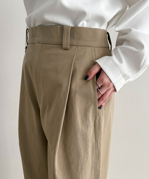fredy emue（フレディエミュ）の「チノタックパンツ（チノパンツ・レディース・ベージュ/ブラウン・38/36/34）」の22枚目の写真