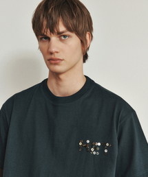 HEUTE（ホイテ）の「TURN PEARL BUTTON LOGO T-SHIRT (NAVY)（Tシャツ/カットソー）」