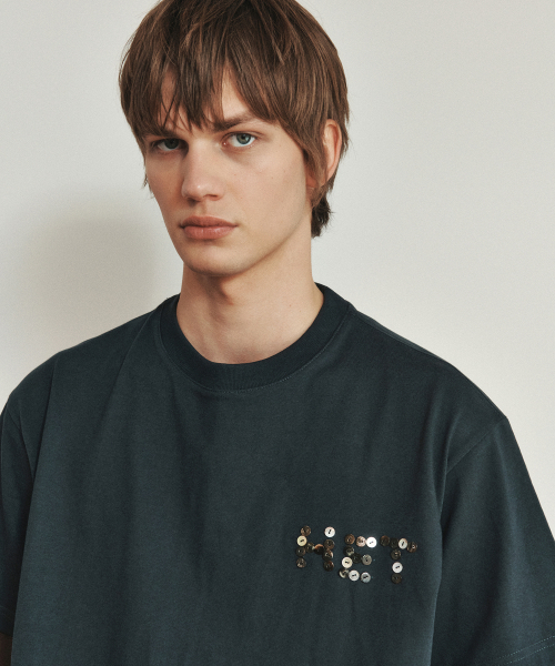 HEUTE(ホイテ)の「TURN PEARL BUTTON LOGO T-SHIRT (NAVY)(Tシャツ/カットソー・メンズ・ネイビー・M/L)」の1枚目の写真