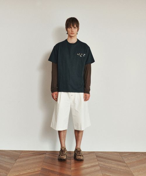 HEUTE(ホイテ)の「TURN PEARL BUTTON LOGO T-SHIRT (NAVY)(Tシャツ/カットソー・メンズ・ネイビー・M/L)」の2枚目の写真