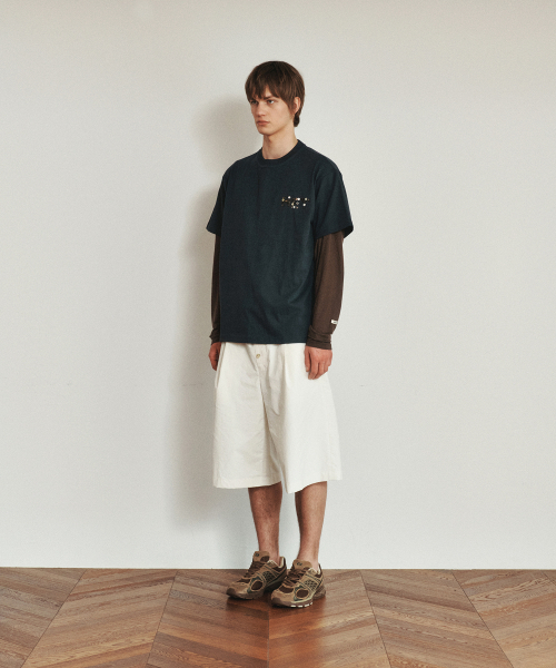 HEUTE(ホイテ)の「TURN PEARL BUTTON LOGO T-SHIRT (NAVY)(Tシャツ/カットソー・メンズ・ネイビー・M/L)」の3枚目の写真