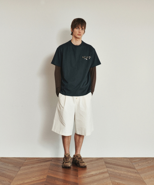 HEUTE(ホイテ)の「TURN PEARL BUTTON LOGO T-SHIRT (NAVY)(Tシャツ/カットソー・メンズ・ネイビー・M/L)」の4枚目の写真