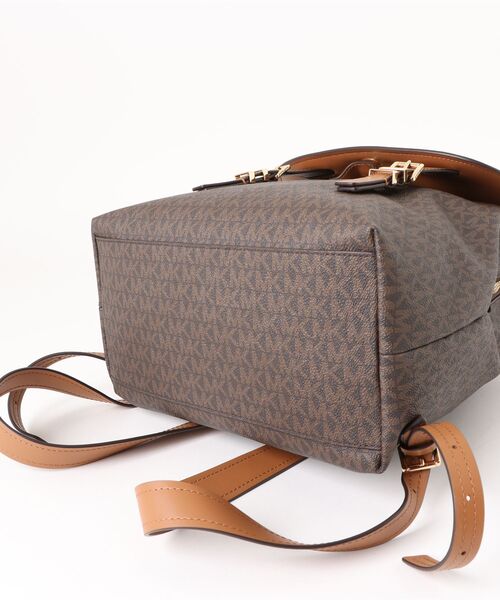 MICHAEL KORS(マイケルコース)の「QUINN フラップ バックパック ミディアム - MKシグネチャー(バックパック/リュック・レディース・ブラウン系その他・FREE)」の4枚目の写真