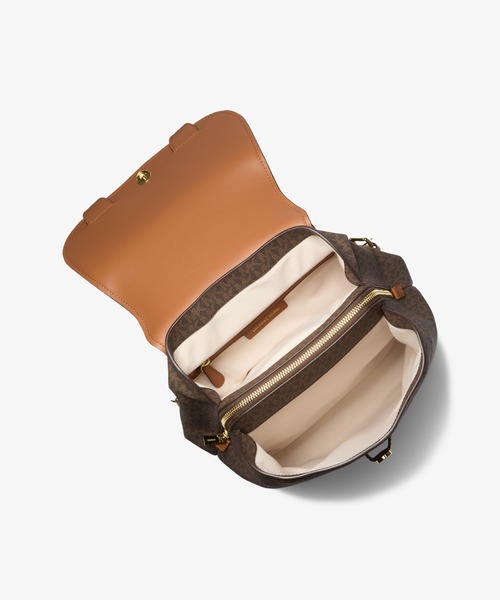 MICHAEL KORS(マイケルコース)の「QUINN フラップ バックパック ミディアム - MKシグネチャー(バックパック/リュック・レディース・ブラウン系その他・FREE)」の3枚目の写真
