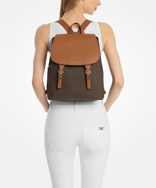 MICHAEL KORS(マイケルコース)の「QUINN フラップ バックパック ミディアム - MKシグネチャー(バックパック/リュック・レディース・ブラウン系その他・FREE)」の2枚目の写真