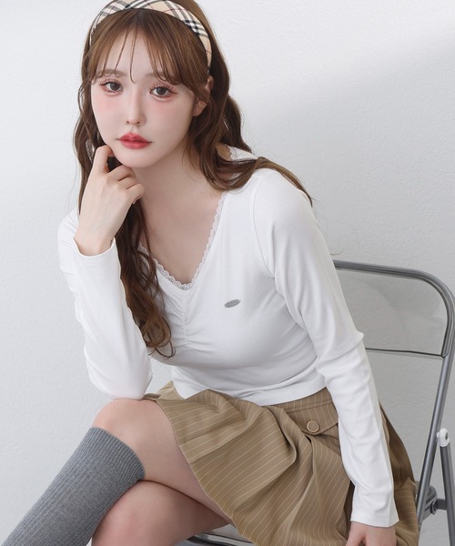 one after another NICE CLAUP(ワンアフターアナザーナイスクラップ)の「プレート付きカットソー(Tシャツ/カットソー・レディース・杢グレー/オフホワイト/サックスブルー/ブラック・FREE)」の1枚目の写真