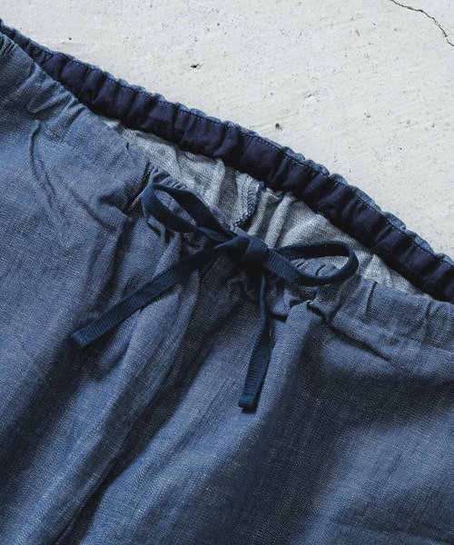 quadro（クオドロ）の「グレイッシュネイビーストレッチデニムイージーパンツ（デニムパンツ・メンズ・ネイビー・MEDIUM）」の17枚目の写真