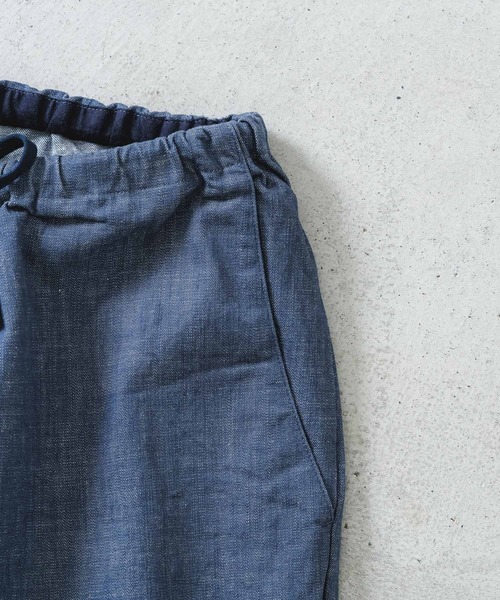 quadro（クオドロ）の「グレイッシュネイビーストレッチデニムイージーパンツ（デニムパンツ・メンズ・ネイビー・MEDIUM）」の16枚目の写真