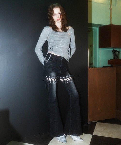 SPIRALGIRL（スパイラルガール）の「レースアップサイドカットフレアパンツ（デニムパンツ・レディース・ブラック/ブルー・SMALL/MEDIUM）」の2枚目の写真