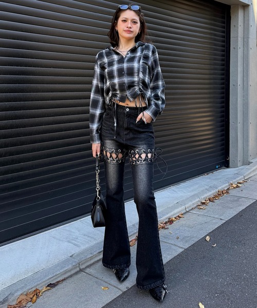 SPIRALGIRL（スパイラルガール）の「レースアップサイドカットフレアパンツ（デニムパンツ・レディース・ブラック/ブルー・SMALL/MEDIUM）」の11枚目の写真