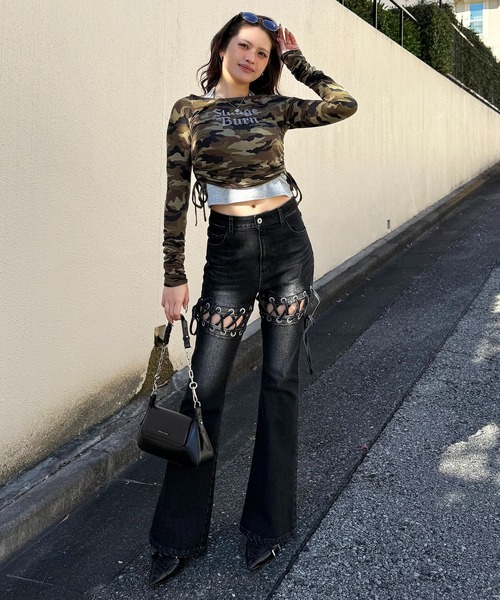 SPIRALGIRL（スパイラルガール）の「レースアップサイドカットフレアパンツ（デニムパンツ・レディース・ブラック/ブルー・SMALL/MEDIUM）」の7枚目の写真