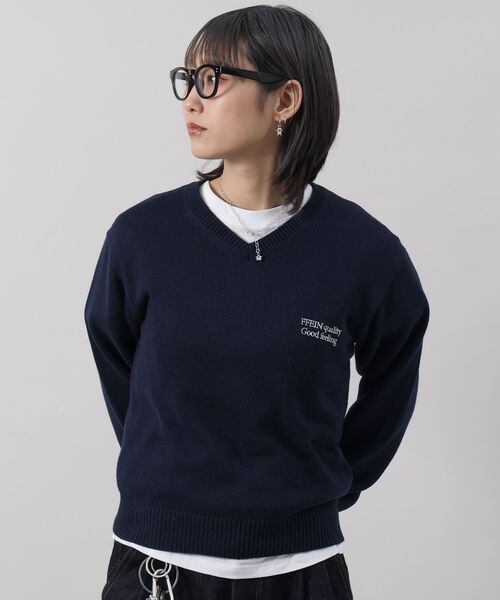 FFEIN(フェイン)の「【FFEIN(フェイン)】ワンポイントロゴVネックニット/ 刺繍 ワンポイント 長袖 綿ニット【短丈】(ニット/セーター・メンズ・ネイビー/イエロー/ブラック/ブルー/ピンク/アイボリー・SMALL/LARGE/MEDIUM)」の1枚目の写真