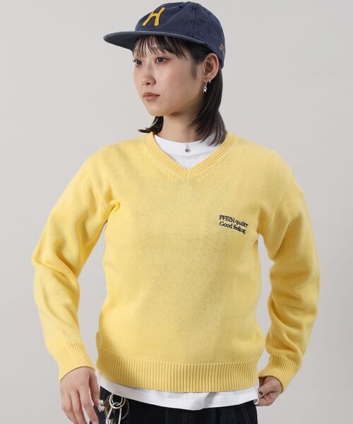 FFEIN(フェイン)の「【FFEIN(フェイン)】ワンポイントロゴVネックニット/ 刺繍 ワンポイント 長袖 綿ニット【短丈】(ニット/セーター・メンズ・ネイビー/イエロー/ブラック/ブルー/ピンク/アイボリー・SMALL/LARGE/MEDIUM)」の5枚目の写真