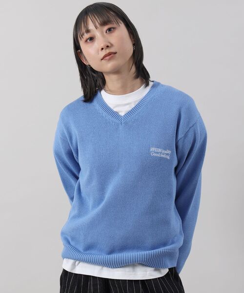 FFEIN(フェイン)の「【FFEIN(フェイン)】ワンポイントロゴVネックニット/ 刺繍 ワンポイント 長袖 綿ニット【短丈】(ニット/セーター・メンズ・ネイビー/イエロー/ブラック/ブルー/ピンク/アイボリー・SMALL/LARGE/MEDIUM)」の4枚目の写真