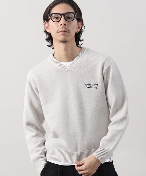 FFEIN(フェイン)の「【FFEIN(フェイン)】ワンポイントロゴVネックニット/ 刺繍 ワンポイント 長袖 綿ニット【短丈】(ニット/セーター・メンズ・ネイビー/イエロー/ブラック/ブルー/ピンク/アイボリー・SMALL/LARGE/MEDIUM)」の2枚目の写真