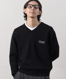 FFEIN（フェイン）の「【FFEIN（フェイン）】ワンポイントロゴVネックニット/  ニット Vネック 刺繍 ワンポイント 長袖 【短丈】（ニット/セーター）」
