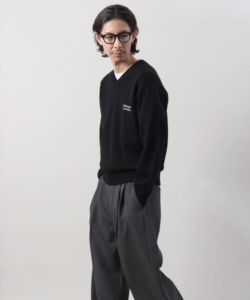 FFEIN(フェイン)の「【FFEIN(フェイン)】ワンポイントロゴVネックニット/ 刺繍 ワンポイント 長袖 綿ニット【短丈】(ニット/セーター・メンズ・ネイビー/イエロー/ブラック/ブルー/ピンク/アイボリー・SMALL/LARGE/MEDIUM)」の11枚目の写真