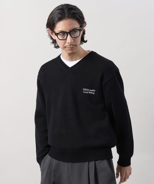 FFEIN(フェイン)の「【FFEIN(フェイン)】ワンポイントロゴVネックニット/ 刺繍 ワンポイント 長袖 綿ニット【短丈】(ニット/セーター・メンズ・ネイビー/イエロー/ブラック/ブルー/ピンク/アイボリー・SMALL/LARGE/MEDIUM)」の12枚目の写真
